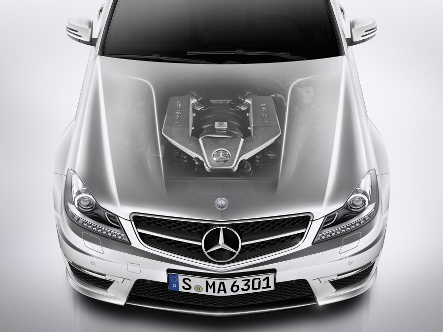 Моторный отсек Mercedes-Benz C63 AMG 2011 года  (фото 21 из 25)
